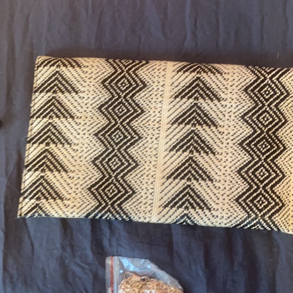 Patterned clutch with optional chain - Picture 2 of 3